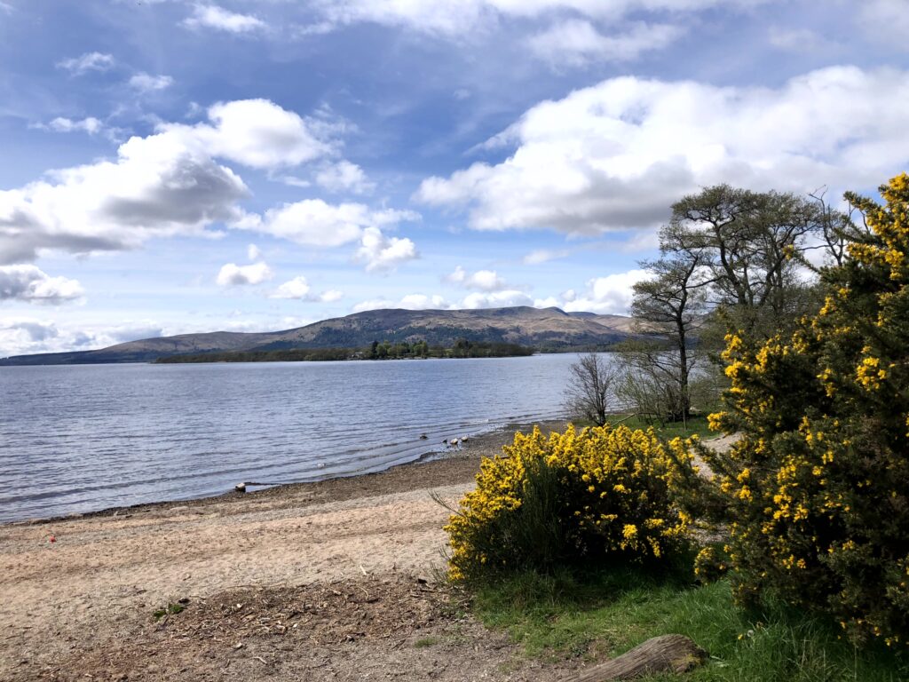 Loch Lomond, im Hintergrund die Highlands 