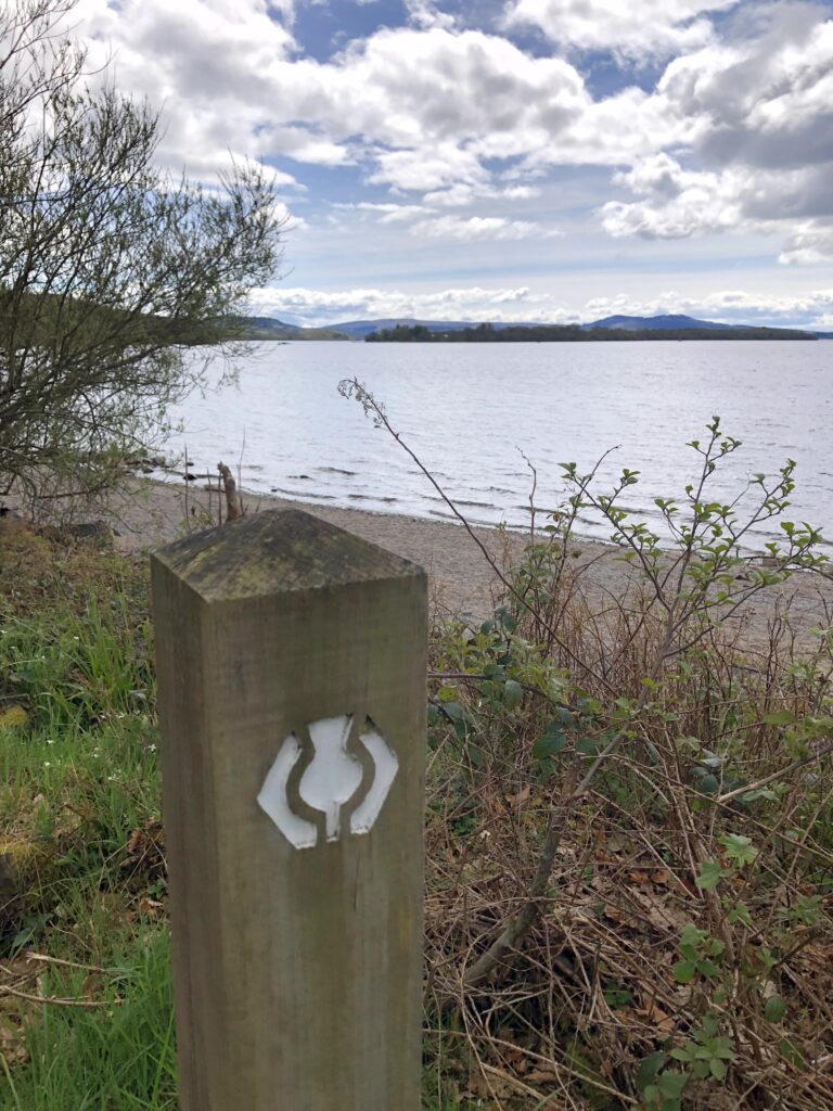 West-Highland Way Zeichen, Küste Loch Lomond 